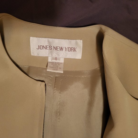 Stylish and elegant, cream colour, Jones New York Suit - Picture 4 of 4